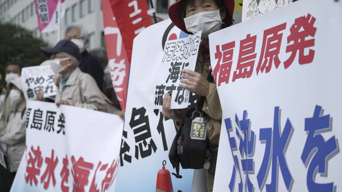日本政府決定福島核廢水排放入海,引發日本民眾抗議,更招致周邊國家不滿。(AP)