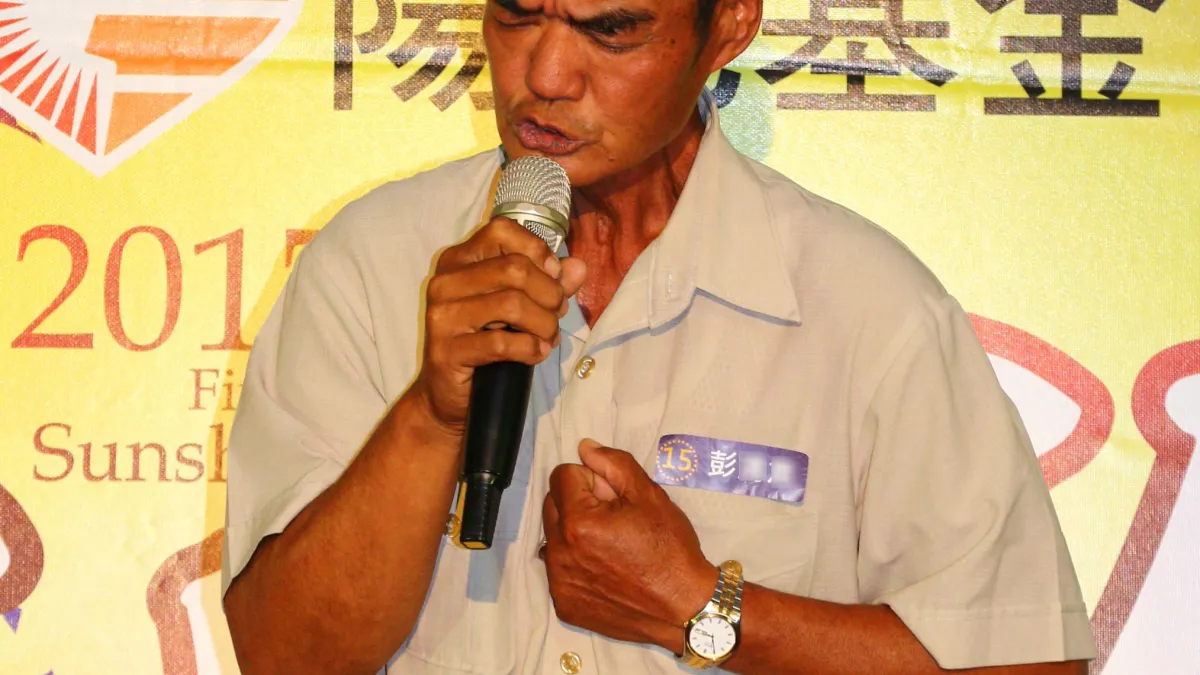 經由陽光基金會的扶助後彭大哥體力恢復也重拾自信,參與歌唱比賽獲第一名佳績。(陽光基金會提供)