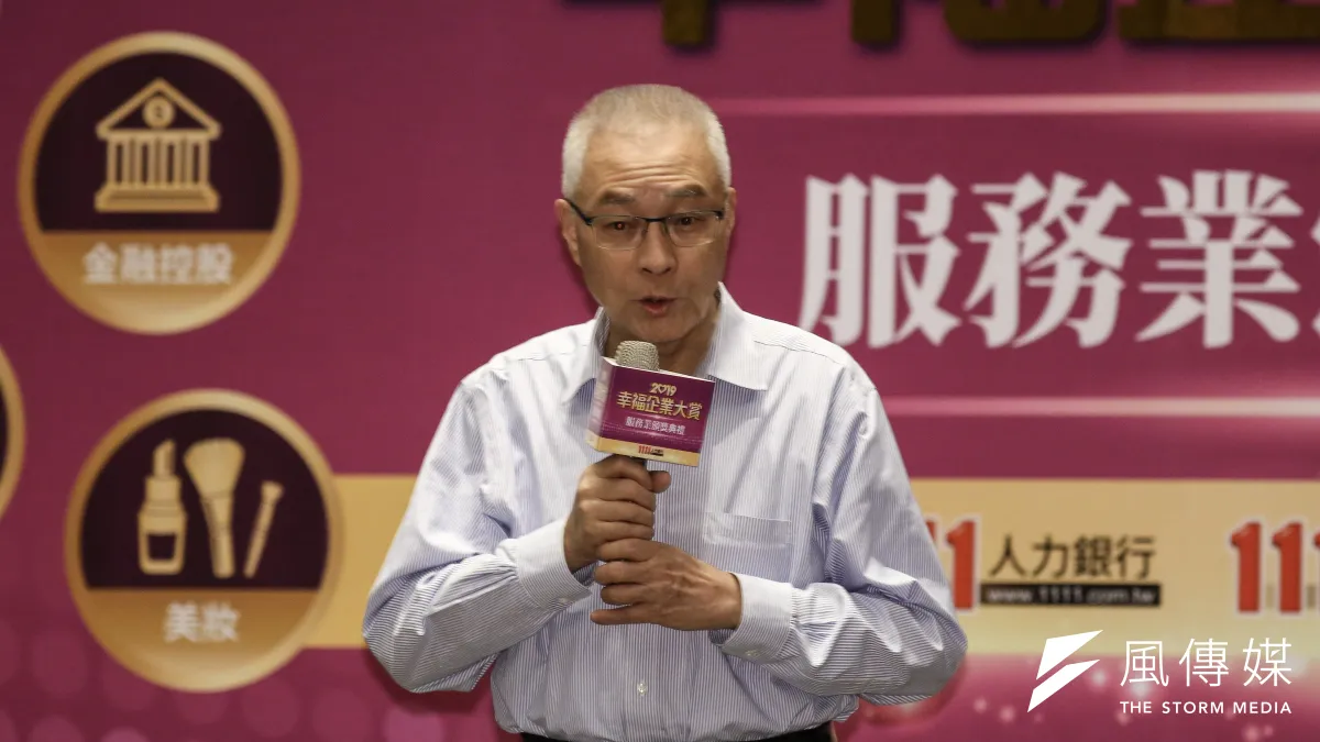 20190823-吳敦義出席服務業幸福感調查 記者會暨頒獎典禮時,也回應郭柯王三人同框等問題。(陳品佑攝)