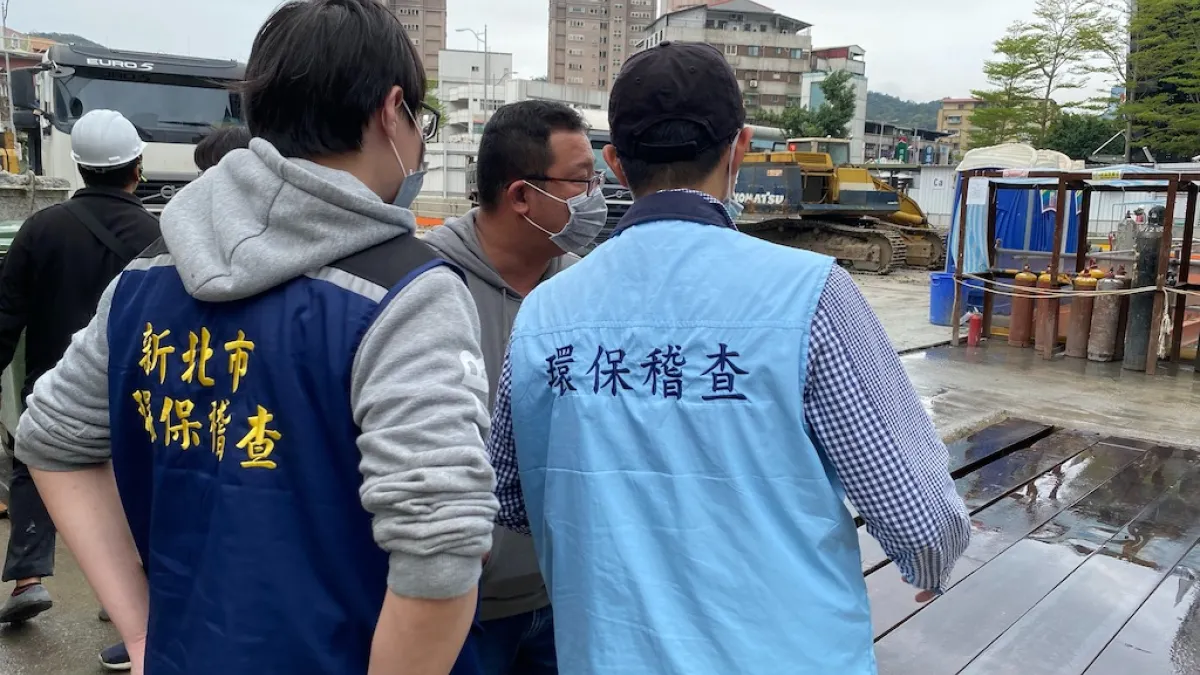 新北環境稽查重案組於20日破獲跨縣市非法土石清運案,雙北合作查核廢土來源。(圖/新北市環保局提供)