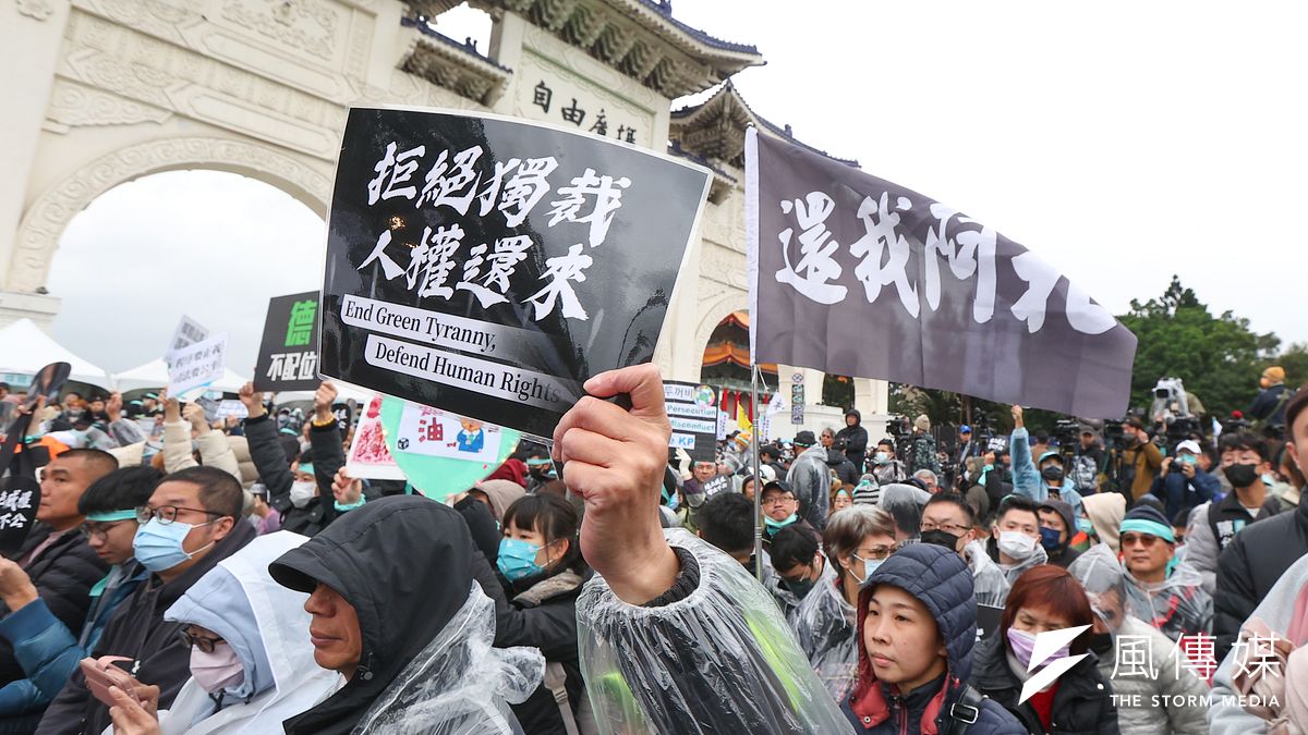 民眾黨11日舉辦「111釘孤枝」集會活動,支持者揮舞著「還我阿北」旗幟。(顏麟宇攝) 民眾黨11日舉辦「111釘孤枝」集會活動,支持者揮舞著「還我阿北」旗幟。(顏麟宇攝)