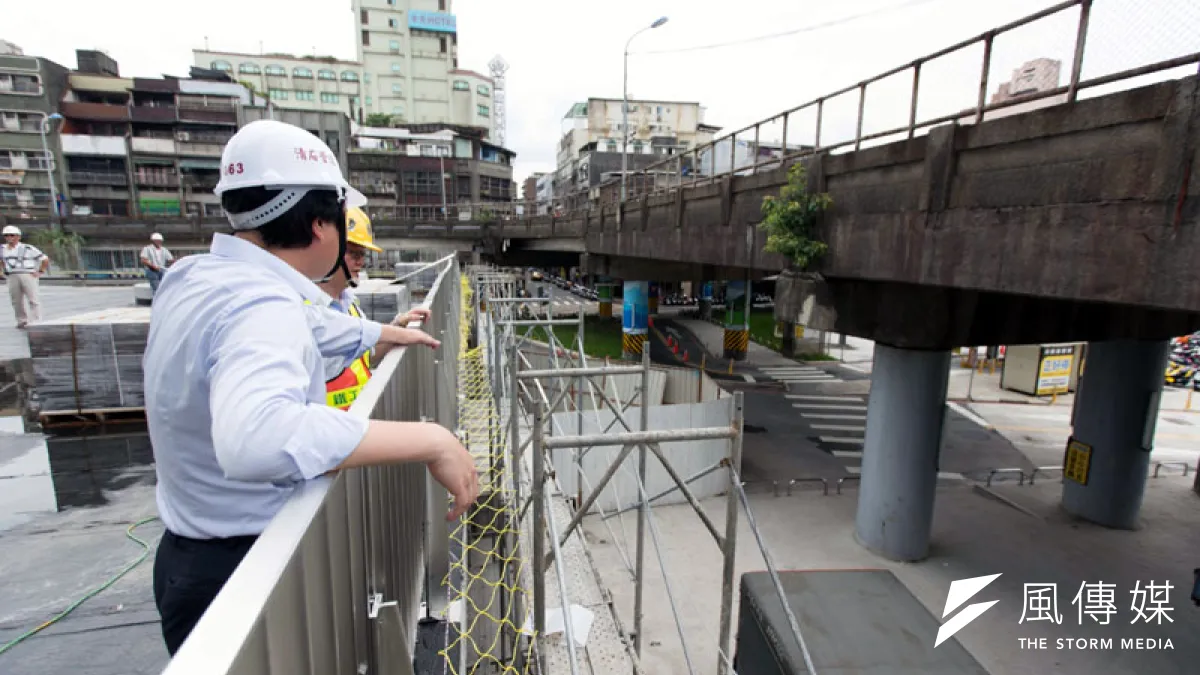 中山陸橋上引道即將拆除,讓南站廣場更開闊。(圖/張毅攝)