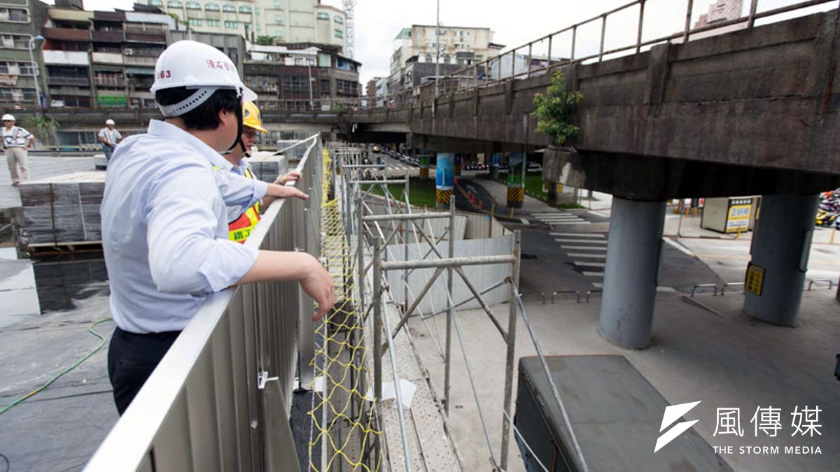 中山陸橋上引道即將拆除,讓南站廣場更開闊。(圖/張毅攝) 中山陸橋上引道即將拆除,讓南站廣場更開闊。(圖/張毅攝)