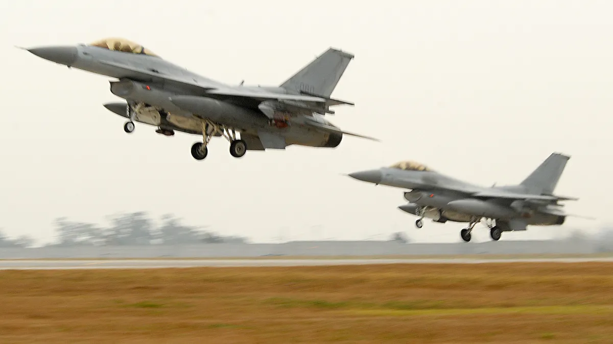 南韓空軍兩架KF-16戰機準備升空。(翻攝自USFK官網)