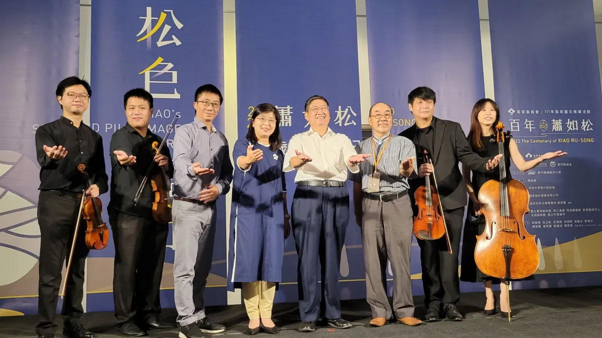 新竹縣長楊文科(右四)歡迎全國民眾踴躍前來欣賞「松色經行-蕭如松百歲冥誕紀念巡迴展」。(圖/方詠騰攝)