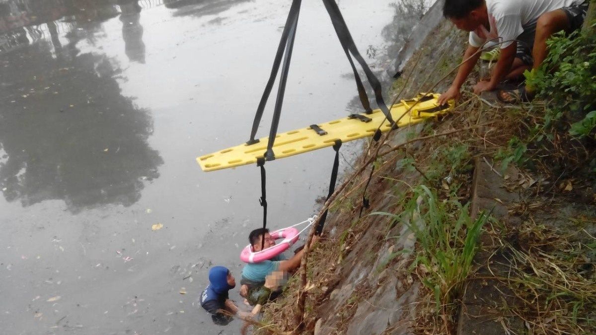 目睹9旬老婦跌落河中 寶可夢玩家棄寶跳河救人 目睹9旬老婦跌落河中 寶可夢玩家棄寶跳河救人