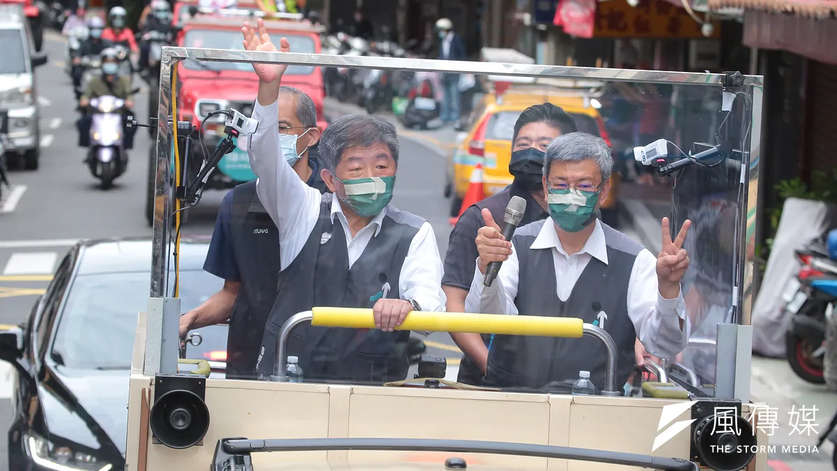 民進黨台北市長候選人陳時中(左)、前副總統陳建仁(右)22日於士林、北投進行車隊掃街拜票。(顏麟宇攝) 民進黨台北市長候選人陳時中(左)、前副總統陳建仁(右)22日於士林、北投進行車隊掃街拜票。(顏麟宇攝)