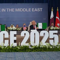 2025年10月13日、アメリカのトランプ大統領がエジプトでの中東平和サミットに出席し、イスラエルとハマスのガザ地区における戦争の終結を目指す。(AP通信) 2025年10月13日、アメリカのトランプ大統領がエジプトでの中東平和サミットに出席し、イスラエルとハマスのガザ地区における戦争の終結を目指す。(AP通信)