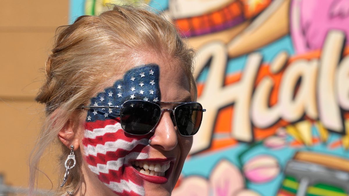 2023年11月8日,川普在佛羅里達州的支持者準備參加選舉造勢活動。(美聯社) 2023年11月8日,川普在佛羅里達州的支持者準備參加選舉造勢活動。(美聯社)