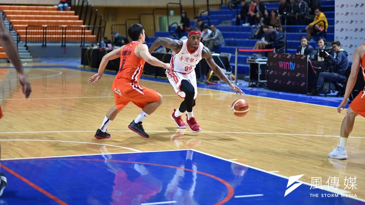 璞園此役遭到台銀雙洋將肆虐禁區,戰績來到聯盟倒數第2的1勝4敗,璞園總教練麥班達也不知道該如何解決球隊目前所遭遇的困境。 (王永志攝) 璞園此役遭到台銀雙洋將肆虐禁區,戰績來到聯盟倒數第2的1勝4敗,璞園總教練麥班達也不知道該如何解決球隊目前所遭遇的困境。 (王永志攝)