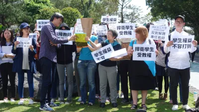台灣高等教育產業工會30日於教育部前上演行動劇,並表示教育部若無法保障兼任教師工作權,學校可「招之即來,揮之則去」,兼任教師與奴隸將沒有差別。(資料照,台灣高等教育產業工會提供)