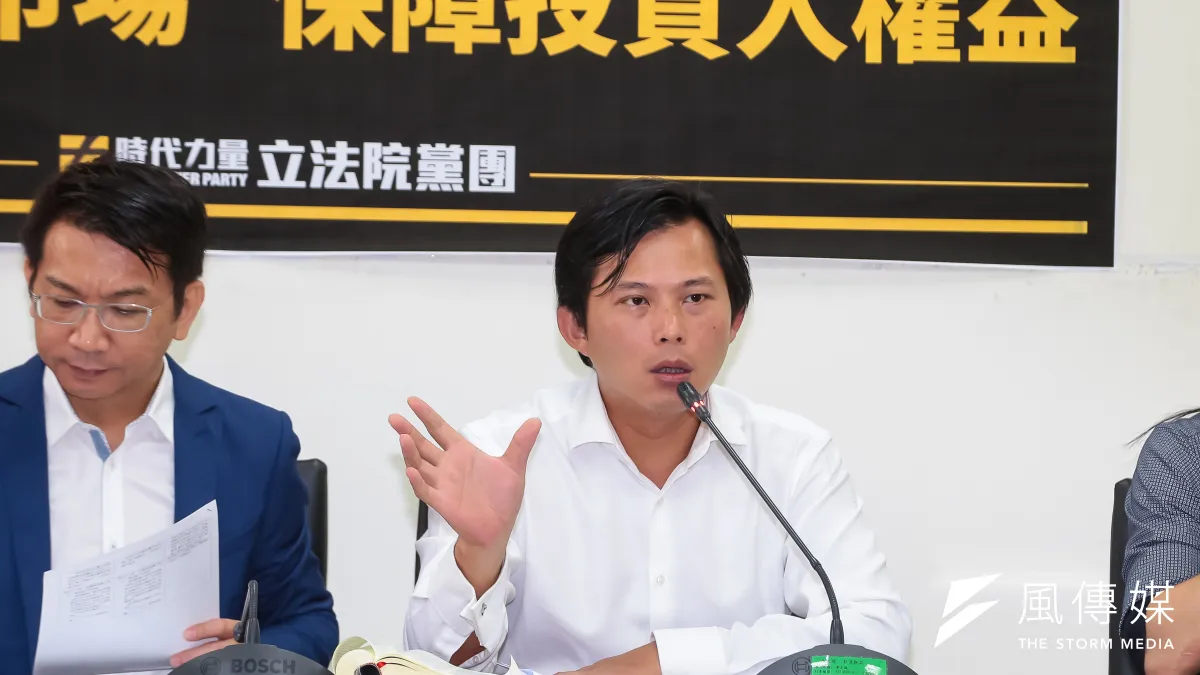 時代力量立委黃國昌批評國民黨在勞基法修法過程反覆,圖為黃國昌4日召開「健全資本市場,保障投資人權益」記者會。(顏麟宇攝)