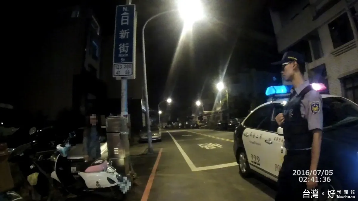 夜半騎車卻拋錨 警見狀馳援助少女返家