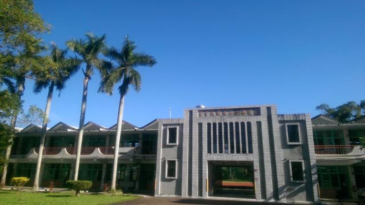 花蓮縣立三民國中的「波浪型屋頂」校舍,是「九年國教」實施時教育部統一頒布國中校舍設計圖建造。(取自花蓮縣立三民國中網站) 花蓮縣立三民國中的「波浪型屋頂」校舍,是「九年國教」實施時教育部統一頒布國中校舍設計圖建造。(取自花蓮縣立三民國中網站)