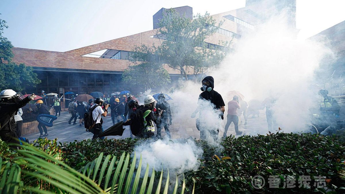 反送中抗爭持續延燒,香港理工大學14日上午遭到警方發射多枚催淚彈。(資料照,翻攝香港眾志臉書) 反送中抗爭持續延燒,香港理工大學14日上午遭到警方發射多枚催淚彈。(資料照,翻攝香港眾志臉書)