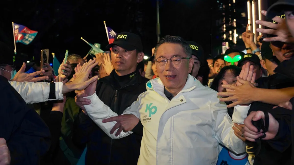 柯文哲7日在高雄造勢,現場喊出人數超過8萬人,支持者情緒沸騰。(民眾黨提供)