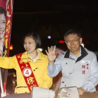 民眾黨前主席柯文哲(右)與國民黨新竹縣長參選人徐欣瑩(左)是多年老友,2018新竹縣長選戰曾為她輔選,如今卻因選舉盤算撕破臉。(資料照,郭晉瑋攝) 民眾黨前主席柯文哲(右)與國民黨新竹縣長參選人徐欣瑩(左)是多年老友,2018新竹縣長選戰曾為她輔選,如今卻因選舉盤算撕破臉。(資料照,郭晉瑋攝)