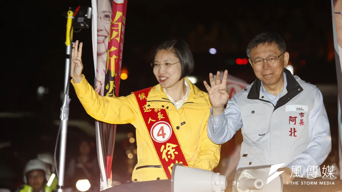 民眾黨前主席柯文哲(右)與國民黨新竹縣長參選人徐欣瑩(左)是多年老友,2018新竹縣長選戰曾為她輔選,如今卻因選舉盤算撕破臉。(資料照,郭晉瑋攝)