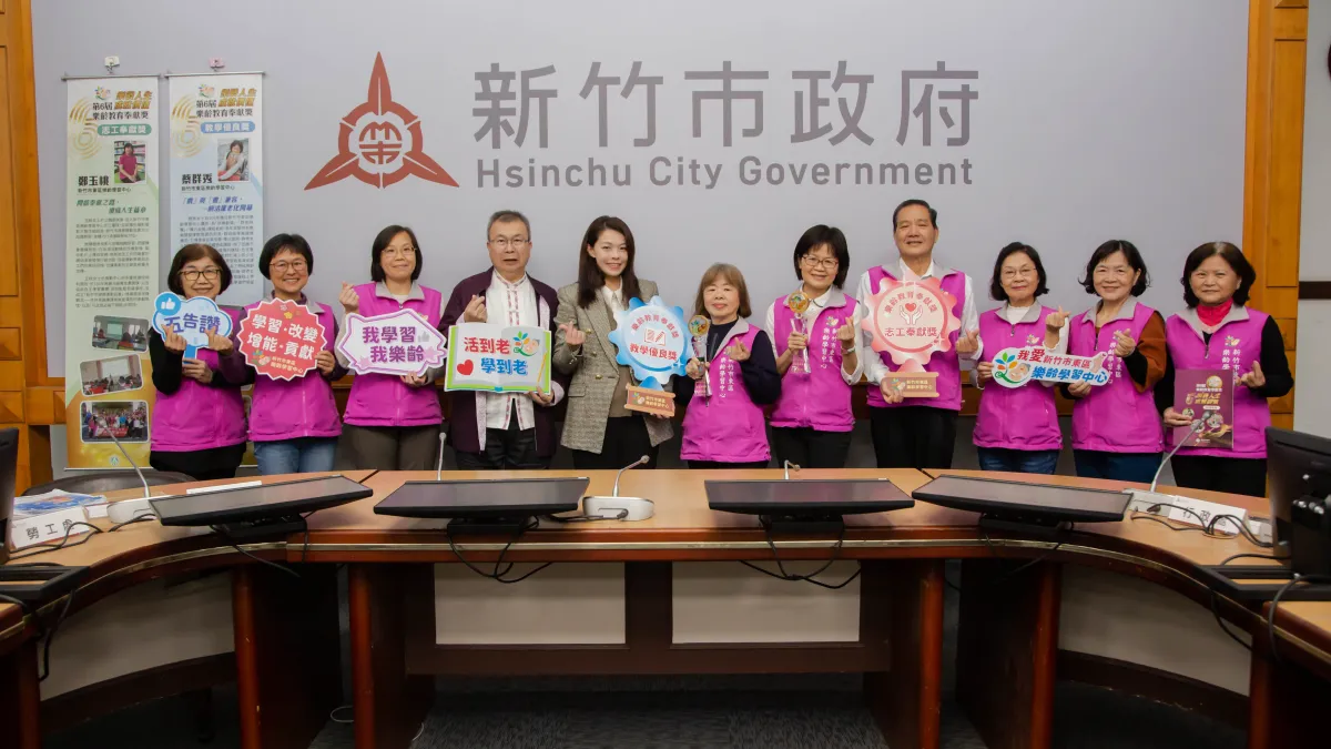 新竹市長高虹安感謝兩位獲獎教師及志工長期以來的付出,及竹市各區樂齡學習中心不遺餘力推動樂齡教育。(圖/新竹市政府提供)