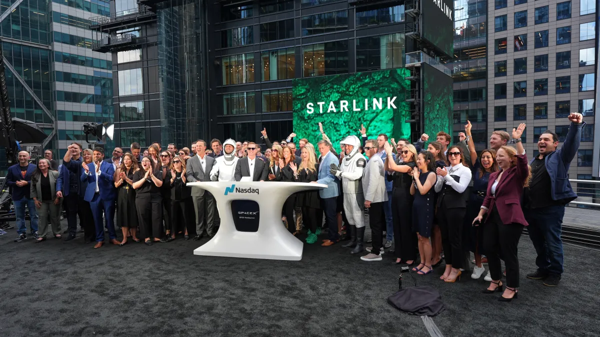 SpaceX員工12日在紐約納斯達克交易所首次公開發行(IPO)的敲鐘儀式上慶祝。(美聯社)