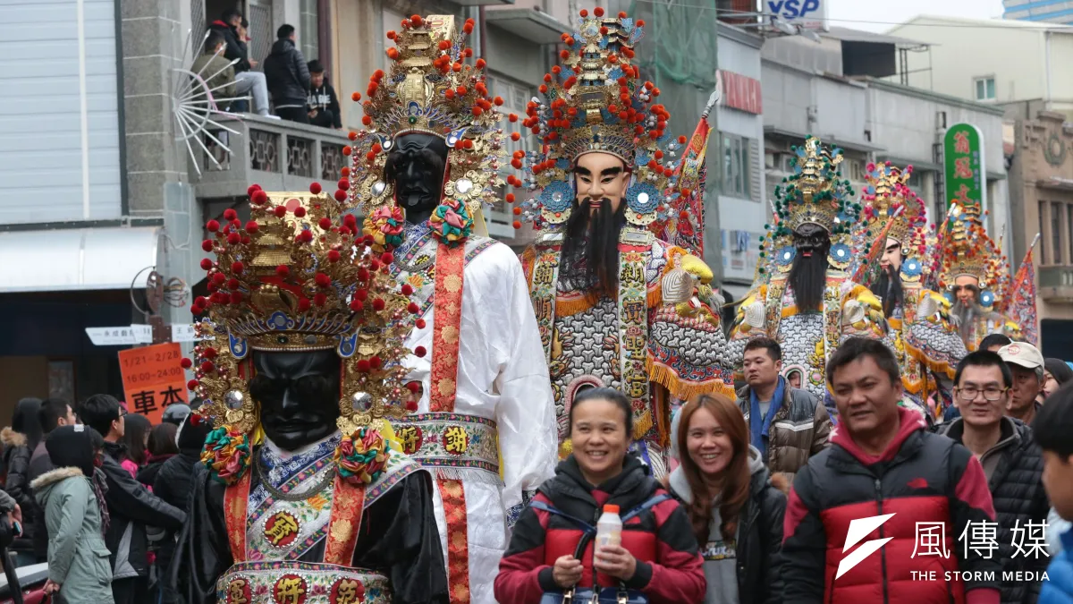 圖為台南鹽水蜂炮白天神轎繞境。(顏麟宇攝)
