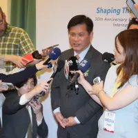 7月1日、パラグアイが中国との経済貿易関係発展を目指している問題について、台北で記者の質問に答える台湾の林佳龍外交部長。(中央社) 7月1日、パラグアイが中国との経済貿易関係発展を目指している問題について、台北で記者の質問に答える台湾の林佳龍外交部長。(中央社)
