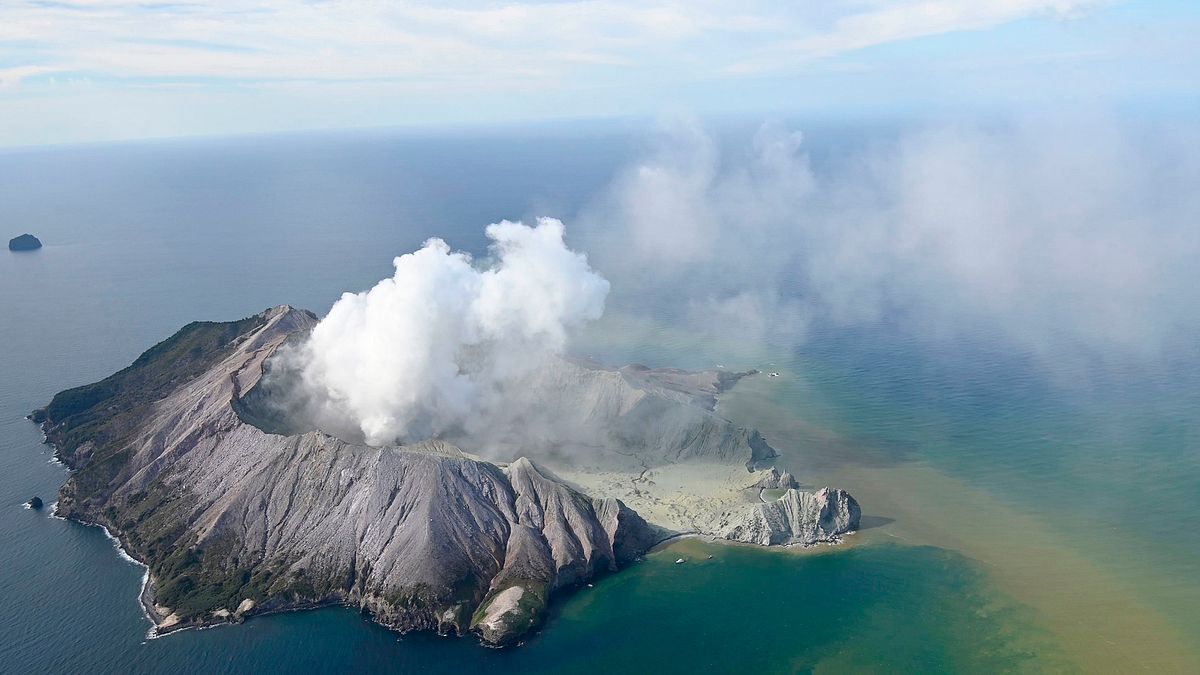 2019年12月9日,紐西蘭白島(White Island,Whakaari)的火山突然爆發,造成人員傷亡失蹤(AP) 2019年12月9日,紐西蘭白島(White Island,Whakaari)的火山突然爆發,造成人員傷亡失蹤(AP)