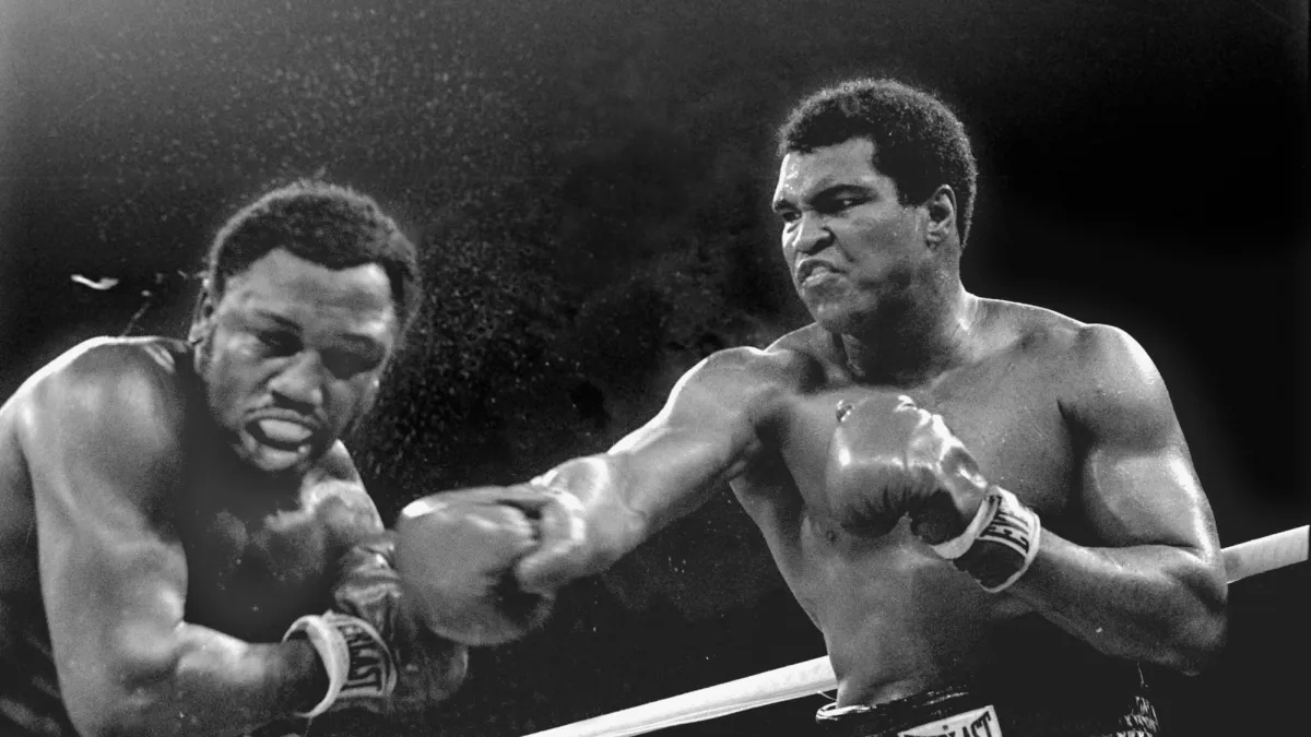 一代拳王阿里(Muhammad Ali)病逝,這是阿里(右)1975年與佛雷澤(Joe Frazier)在馬尼拉的世紀對決(美聯社)
