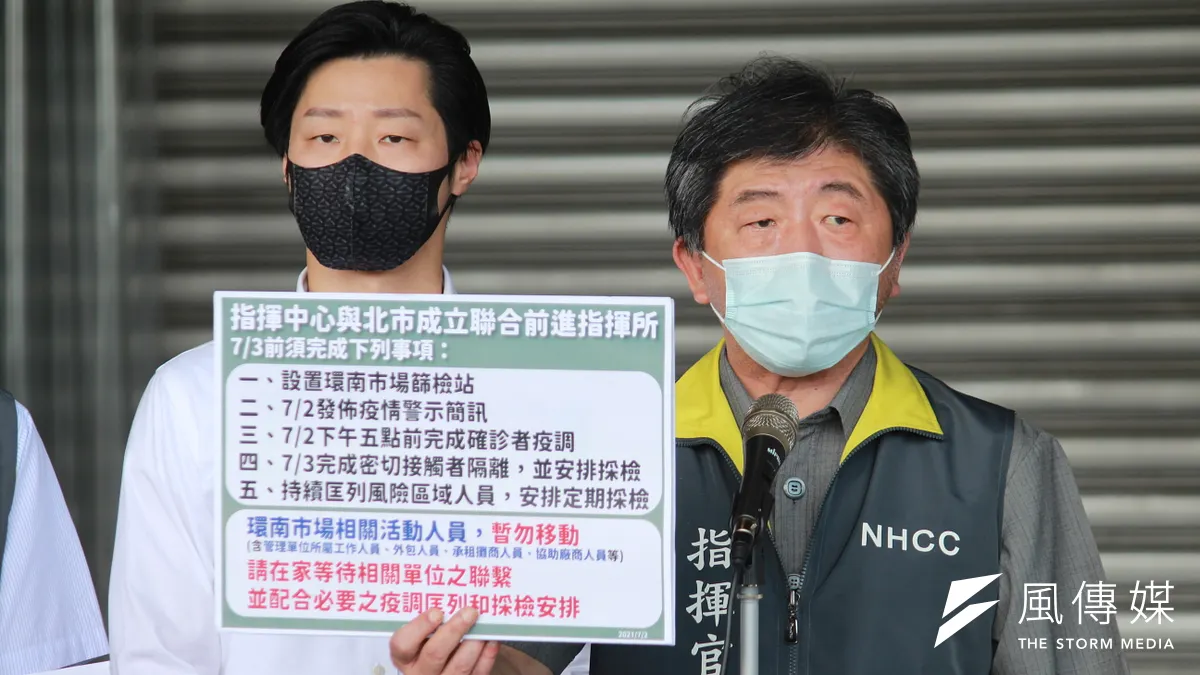 無黨籍立委林昶佐(左)今日在媒體面前怒嗆台北市長柯文哲,結果講到一半就被環南市場自治會會長林勝東回嗆「騙肖」。(方炳超攝)