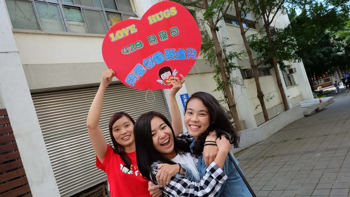 428兒保日,全台家扶串聯,出沒台中車站等多地快閃。(圖/家扶提供)