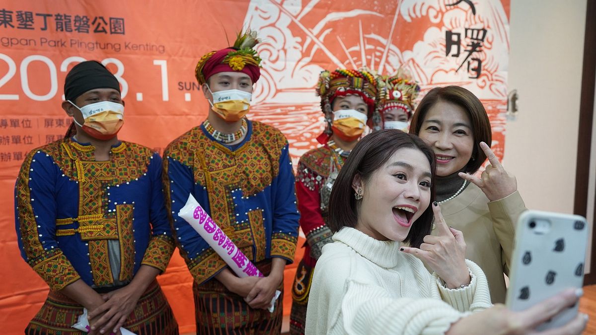 屏東縣政府打造全新主題「歌舞昇屏 屏安曙光」,特別邀請到金曲歌后朱海君與縣長周春米向民眾介紹精采活動。(圖/屏東縣政府提供) 屏東縣政府打造全新主題「歌舞昇屏 屏安曙光」,特別邀請到金曲歌后朱海君與縣長周春米向民眾介紹精采活動。(圖/屏東縣政府提供)