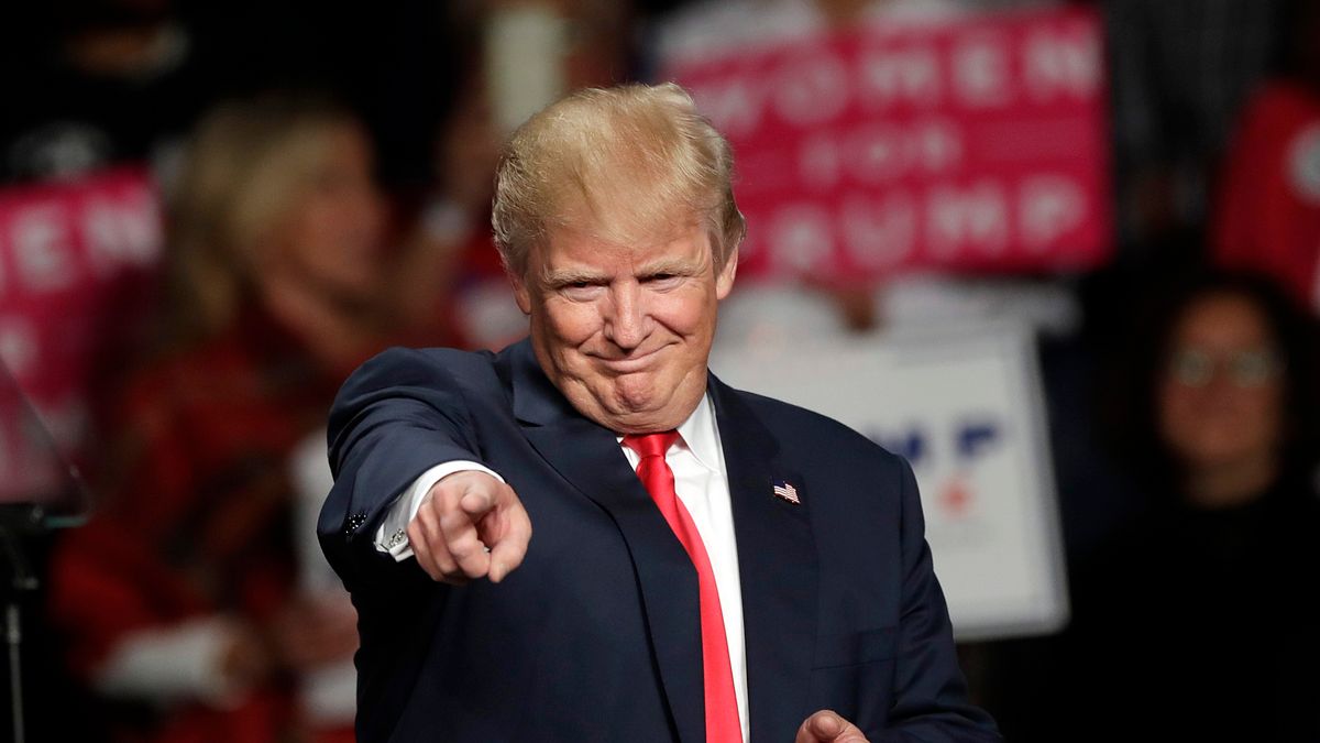 拜電郵風波之賜,川普的民調自5月來首次超越希拉蕊。(美聯社) 拜電郵風波之賜,川普的民調自5月來首次超越希拉蕊。(美聯社)