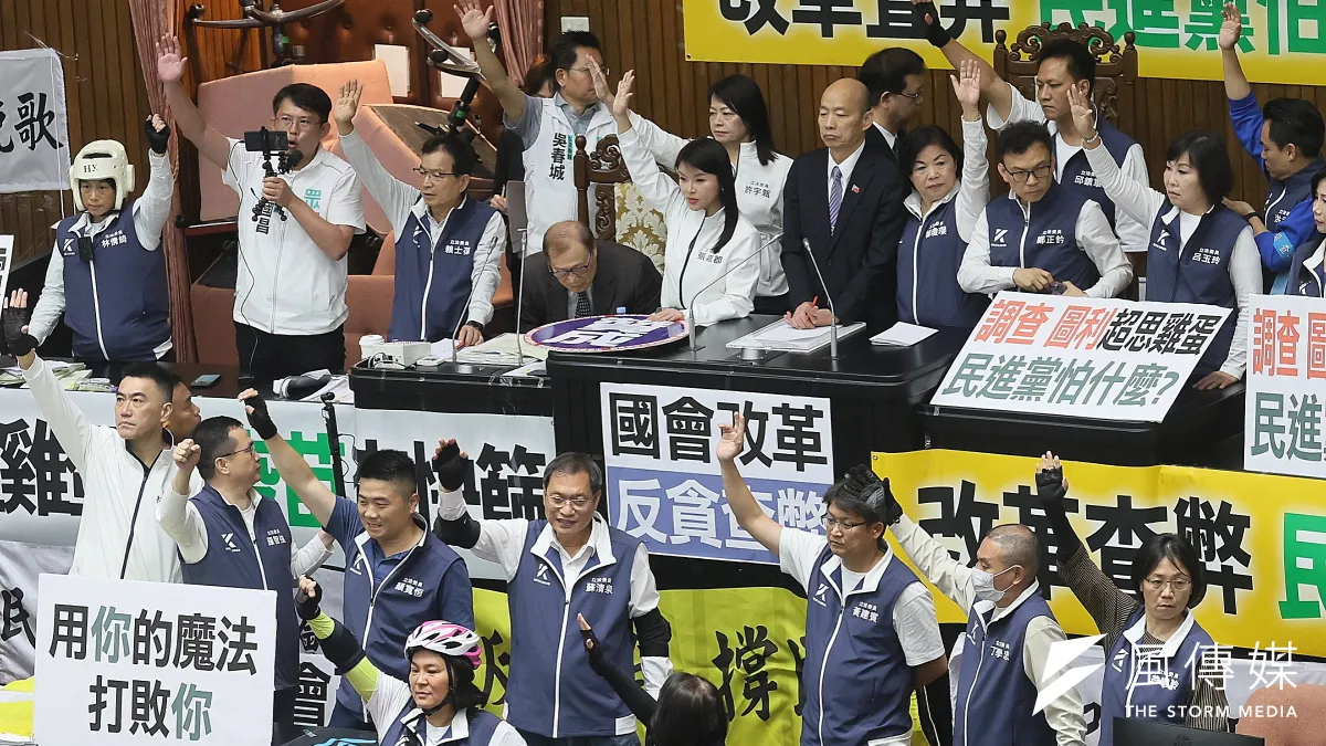 立法院會24日繼續處理國會改革法,國民黨及民眾黨立委舉手表決。(資料照,柯承惠攝)