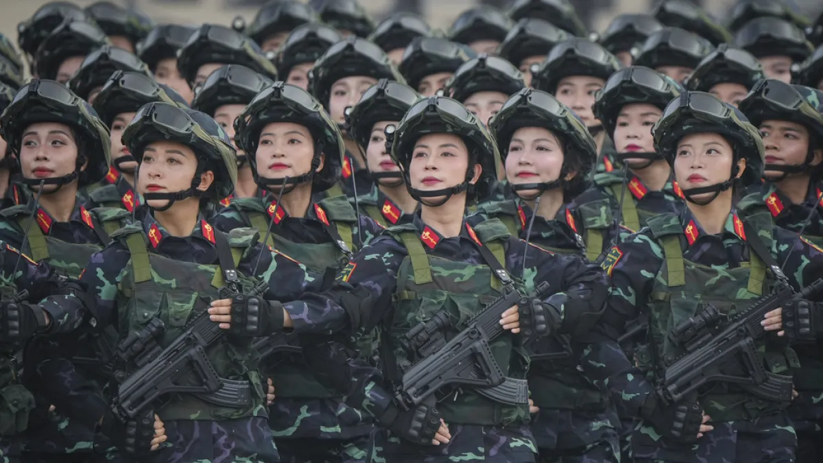 越南獨立80週年閱兵儀式,軍方動員1.6萬人,方陣還能看到非常多女性專門單位。(美聯社)
