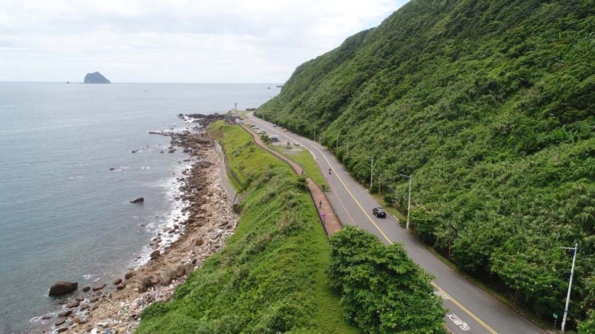 基隆湖海路承包商路面回填不實,造成機車騎士摔傷。(圖/基市府提供) 基隆湖海路承包商路面回填不實,造成機車騎士摔傷。(圖/基市府提供)