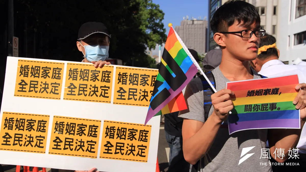 下一代幸福聯盟17日於立院外抗議,反對同性婚姻,支持同婚者則持彩虹旗在旁抗議。(曾原信攝)