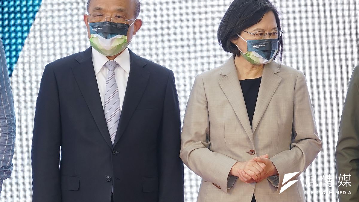 蘇內閣原來提出民眾拿一千元換五倍券構想,綠委卻都不支持,蘇內閣雖然翻案,但已對行政院長蘇貞昌與總統蔡英文的互信投下陰影。(資料照片, 盧逸峰攝) 蘇內閣原來提出民眾拿一千元換五倍券構想,綠委卻都不支持,蘇內閣雖然翻案,但已對行政院長蘇貞昌與總統蔡英文的互信投下陰影。(資料照片, 盧逸峰攝)