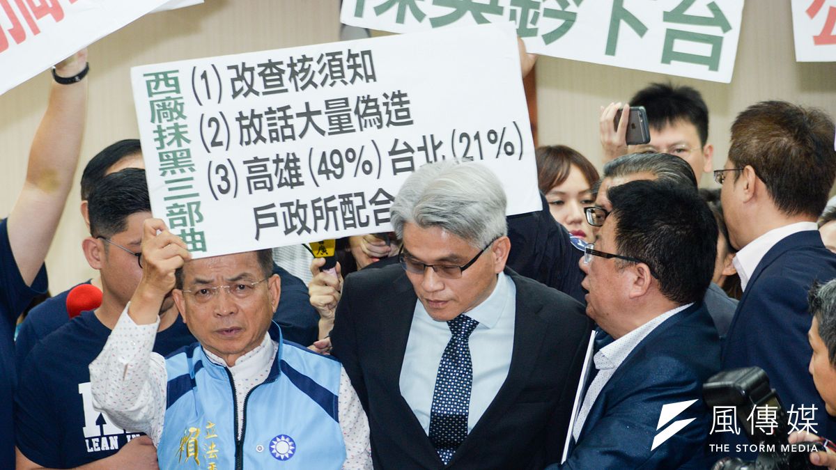立法院內政委員會,國民黨立委阻擋中選會主委陳英鈐進入會議室。(甘岱民攝) 立法院內政委員會,國民黨立委阻擋中選會主委陳英鈐進入會議室。(甘岱民攝)