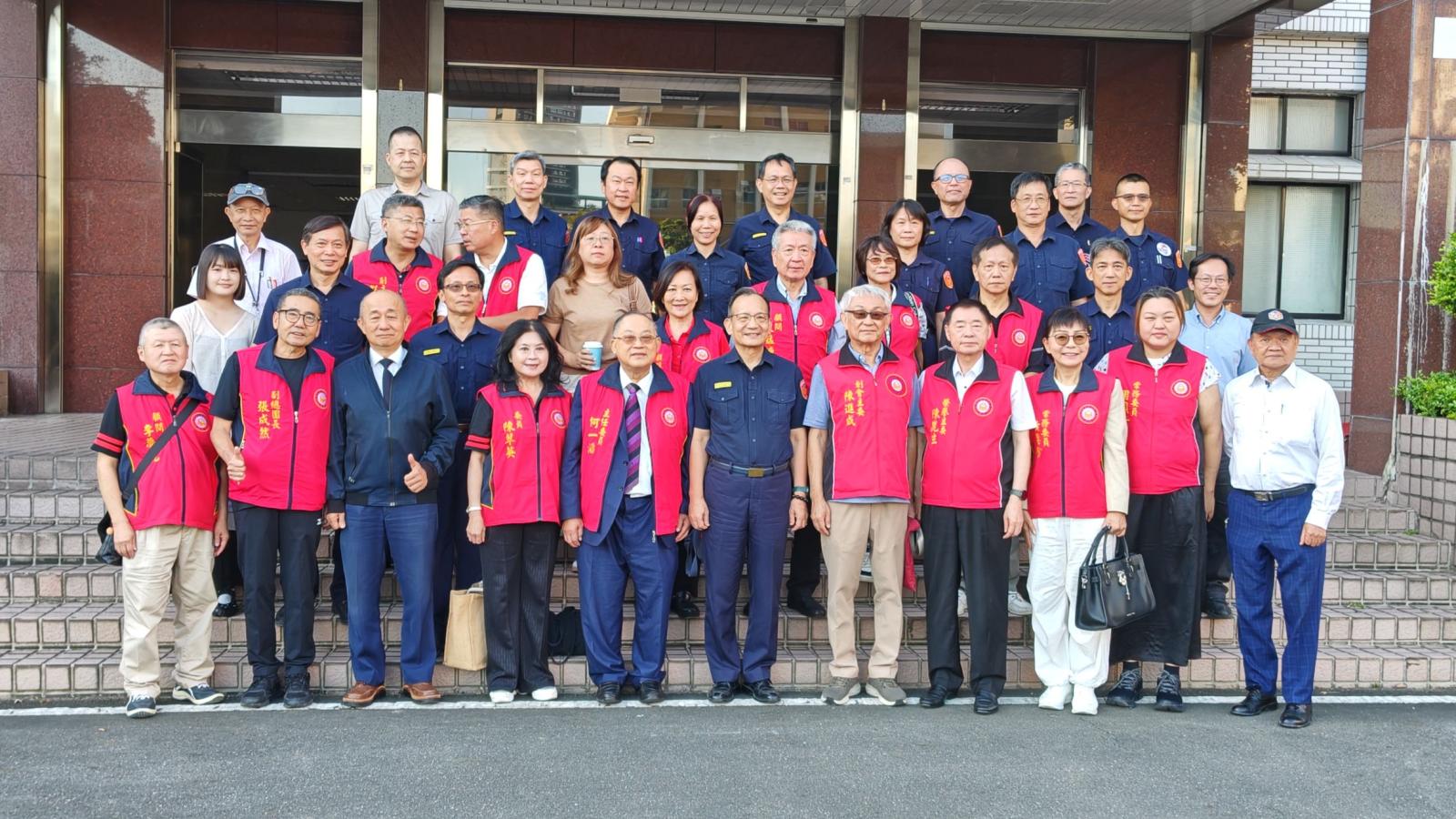 保一總隊警友會中秋慰勉暖警心 主委何一滔率幹部齊聚向第一線員警致謝守護治安辛勞