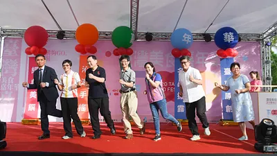 集合全臺50家以上知名品牌的「臺灣美食嘉年華」,8月28日起一連三天在臺東舊火車站旁鐵花路熱鬧舉辦。(圖/商業司提供)