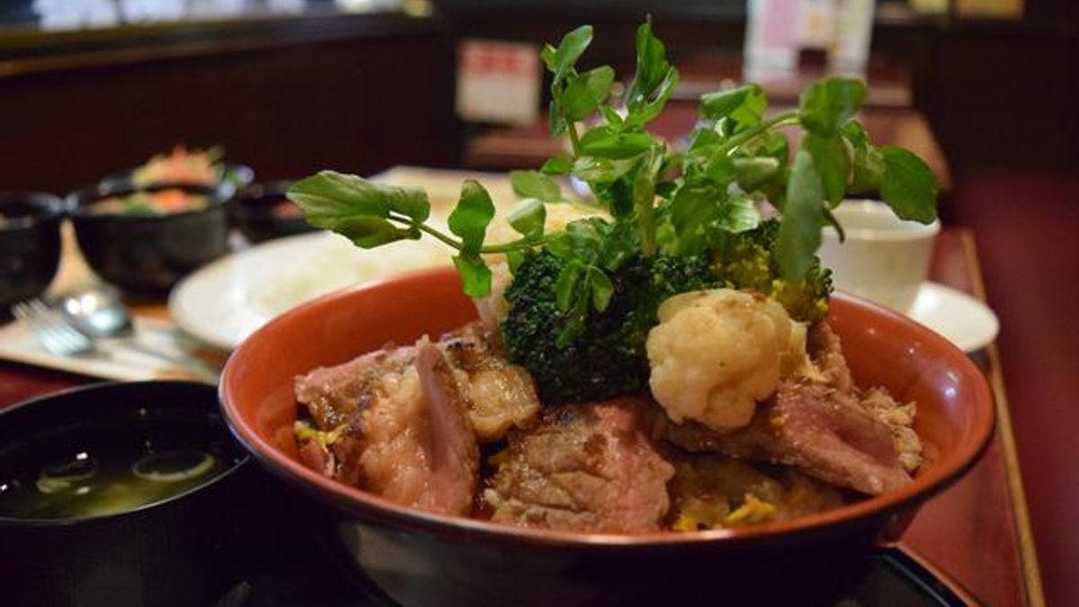 伯爵邸推出的「盆栽牛排蓋飯」。(圖/攝於4月4日,日本購物攻略提供) 伯爵邸推出的「盆栽牛排蓋飯」。(圖/攝於4月4日,日本購物攻略提供)