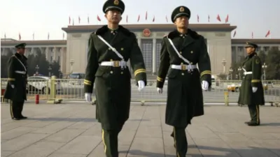 中國北京人民大會堂門前巡邏站崗武警。(BBC中文網)