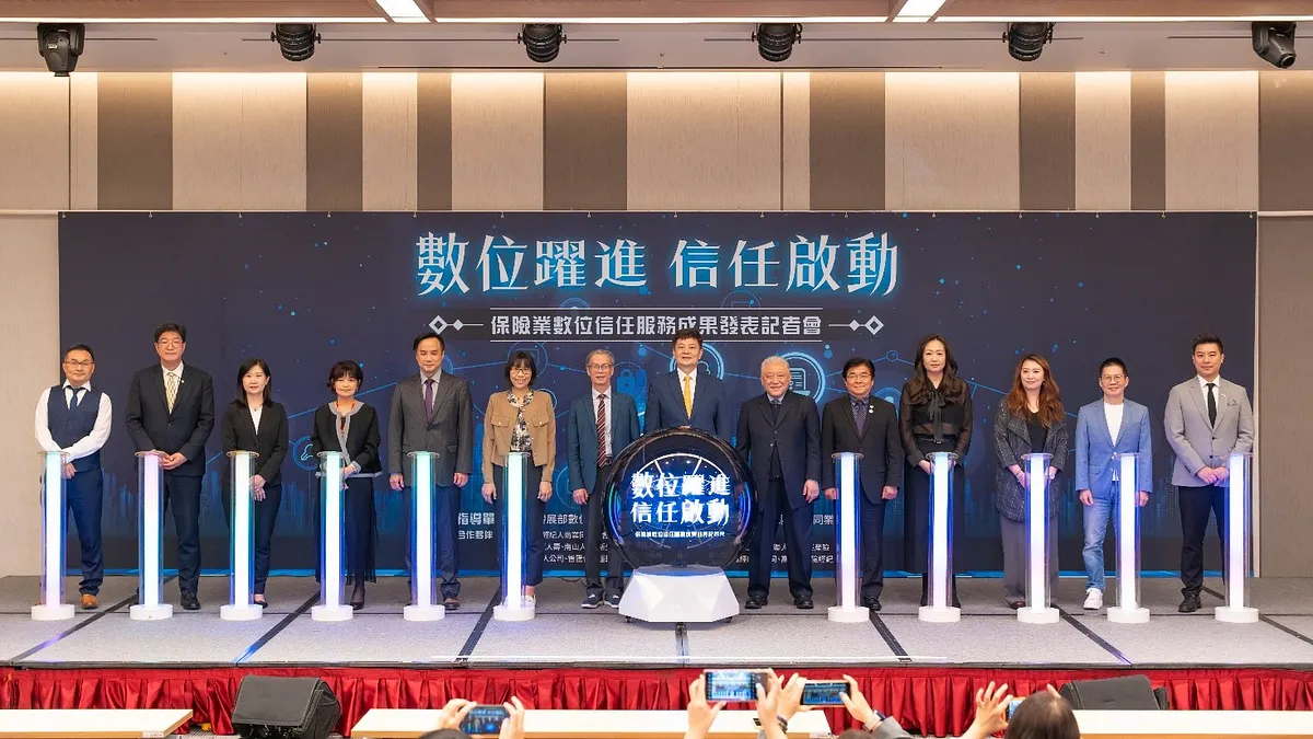 安聯人壽協理蘇晃陞(左起)、全球人壽行政長韋廷旭、元大人壽副總陳淑娟、遠雄人壽副總葉靜萍、保誠人壽副總陳平佳、新光人壽協理林永欣、數發部數產署長林俊秀、壽險公會理事長陳慧遊、保經公會理事長李正之、富士達保經董事長廖學茂、錠嵂保經行政長杜文娣、智匯保經副總廖方瑜、公勝保經總經理陳德成、磊山保經業務總經理林世德,29日於記者會合影。(壽險公會提供) 安聯人壽協理蘇晃陞(左起)、全球人壽行政長韋廷旭、元大人壽副總陳淑娟、遠雄人壽副總葉靜萍、保誠人壽副總陳平佳、新光人壽協理林永欣、數發部數產署長林俊秀、壽險公會理事長陳慧遊、保經公會理事長李正之、富士達保經董事長廖學茂、錠嵂保經行政長杜文娣、智匯保經副總廖方瑜、公勝保經總經理陳德成、磊山保經業務總經理林世德,29日於記者會合影。(壽險公會提供)