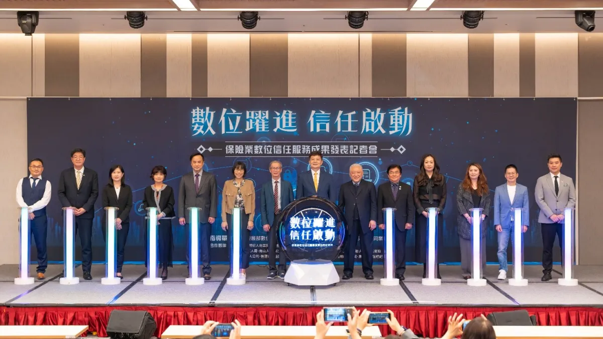 安聯人壽協理蘇晃陞(左起)、全球人壽行政長韋廷旭、元大人壽副總陳淑娟、遠雄人壽副總葉靜萍、保誠人壽副總陳平佳、新光人壽協理林永欣、數發部數產署長林俊秀、壽險公會理事長陳慧遊、保經公會理事長李正之、富士達保經董事長廖學茂、錠嵂保經行政長杜文娣、智匯保經副總廖方瑜、公勝保經總經理陳德成、磊山保經業務總經理林世德,29日於記者會合影。(壽險公會提供)