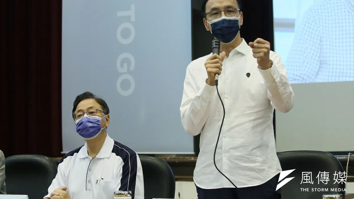 由於國民黨桃園市長參選人張善政(圖左)在歷經民進黨論文風波與臨陣換將加持下,還未能拉開領先差距,近期黨主席朱立倫(右)又將重心從台北轉回桃園。(資料照,柯承惠攝)