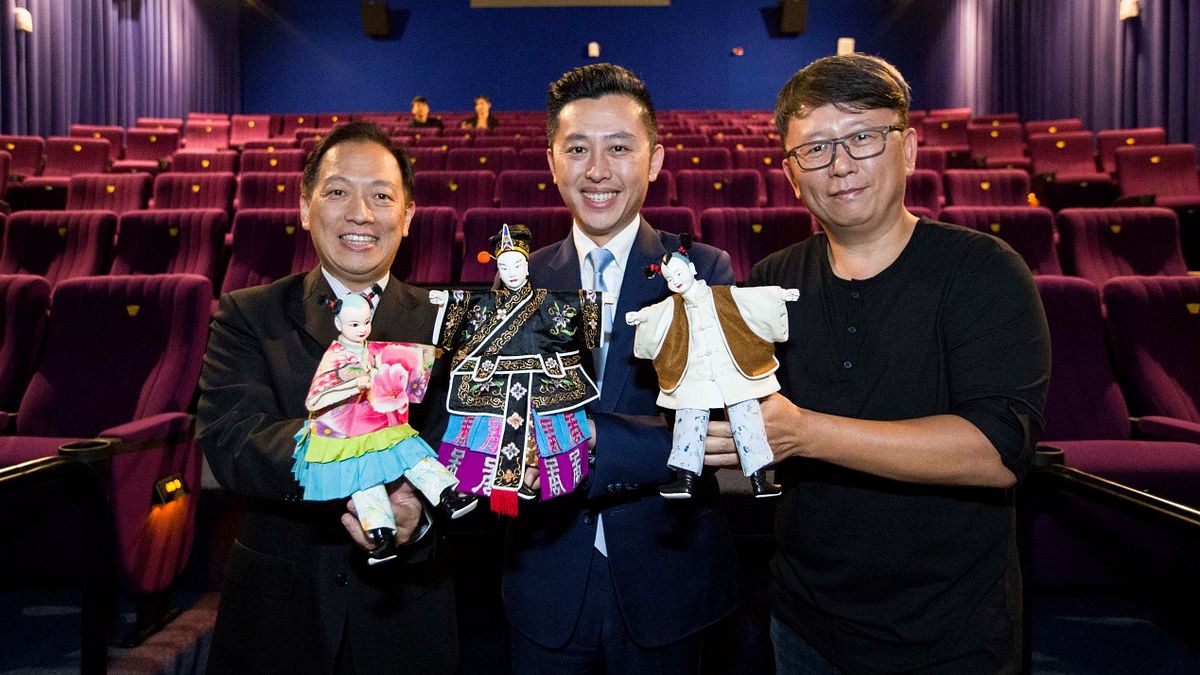 導演楊力州(圖右)花費十年時間拍攝布袋戲大師陳錫煌的紀錄片《紅盒子》,新竹市長林智堅邀請聯發科技、樂華科技與市府一起包場,在新竹市舉辦六場電影首映會,圖左為聯發科技文教基金會董事張垂弘。(圖/新竹市政府提供) 導演楊力州(圖右)花費十年時間拍攝布袋戲大師陳錫煌的紀錄片《紅盒子》,新竹市長林智堅邀請聯發科技、樂華科技與市府一起包場,在新竹市舉辦六場電影首映會,圖左為聯發科技文教基金會董事張垂弘。(圖/新竹市政府提供)