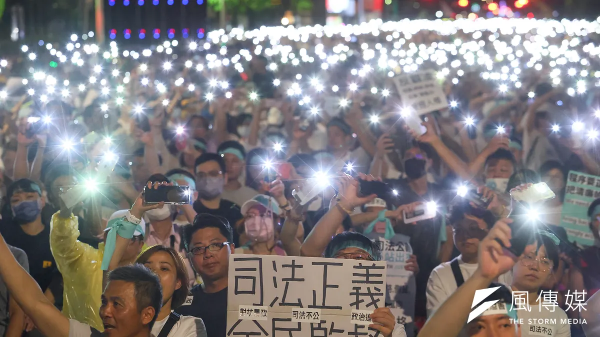 聲援被羈押的主席柯文哲,民眾黨舉行「公民怒吼」第一站晚會,支持者高舉「司法正義,全民監督」標語。(顏麟宇攝)