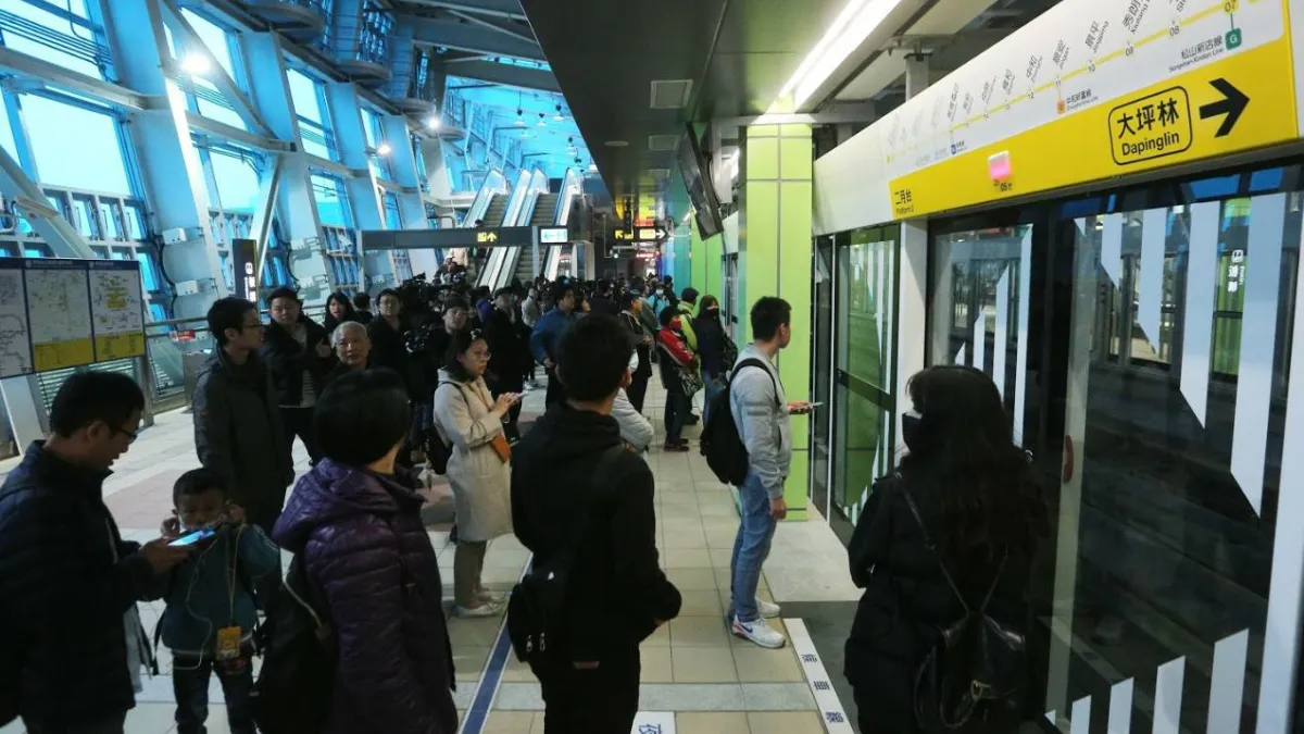 新北環狀線19日起免費試乘,首日搭乘人潮逾5萬5000人。(圖/新北市捷運局提供)