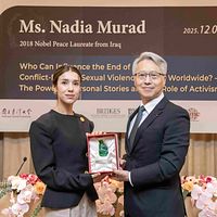 ナディア・ムラド(Nadia Murad)氏と中研院の廖俊智院長との記念写真。(写真/中央研究院) ナディア・ムラド(Nadia Murad)氏と中研院の廖俊智院長との記念写真。(写真/中央研究院)