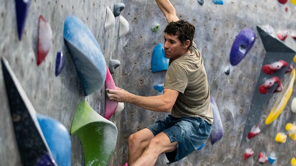 霍諾德(Alex Honnold)並非一般運動員,而是以極限「獨攀(Free Solo)」聞名世界的攀岩者。他因徒手攀登美國優勝美地「酋長岩」而被紀錄片《Free Solo(赤手登峰)》完整呈現,此片獲得國際獎項關注,讓全球觀眾看見無繩攀登的風險與精密計算能力。(圖/翻攝Alex Honnold粉專)
